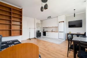 Dąbrowska Classy Apartment by BookingHost