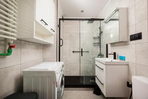 Dąbrowska Classy Apartment by BookingHost