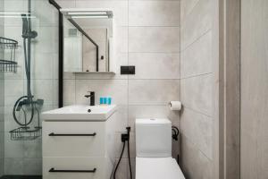 Dąbrowska Classy Apartment by BookingHost