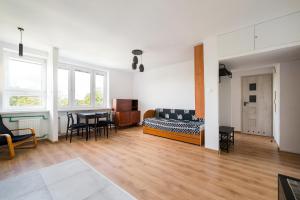 Dąbrowska Classy Apartment by BookingHost