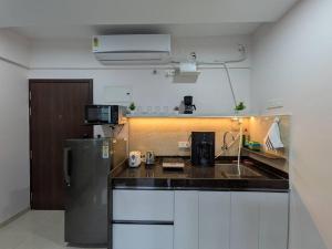 Modern Hill-View Studio • Work-Friendly • Pashan