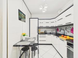 Mokotów City View Apartment with Balcony & Parking by Solarento