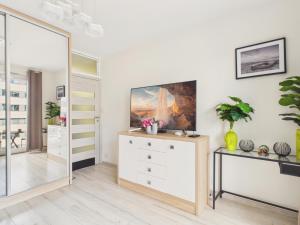 Mokotów City View Apartment with Balcony & Parking by Solarento