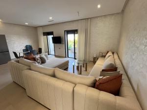 Sadia Beach & Pool Luxury Apartment