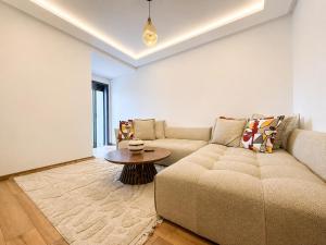 Luxury 3BR Tamaris Apartment Sea View, Pool, Gym & Beachfront