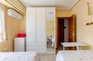 Alquilo habitación doble con aire acondicionado, nevera y baño privado