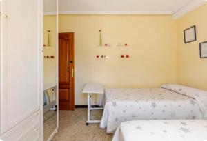 Alquilo habitación doble con aire acondicionado, nevera y baño privado