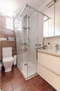 Alquilo habitación doble con aire acondicionado, nevera y baño privado