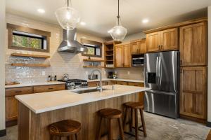 Paradise Condo, Hot Tub, Mtn Views, Lift 5 Mile