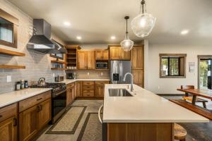 Paradise Condo, Hot Tub, Mtn Views, Lift 5 Mile