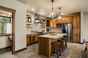 Paradise Condo, Hot Tub, Mtn Views, Lift 5 Mile