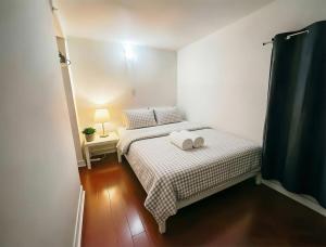 Private 2 Bedroom TV Private Entrance Kitchen Bathroom Gerrard Square Leslieville TTC Downtown Toronto