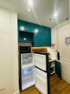 TMQ Mid Century Studio - Sky Hillside Sunsettown