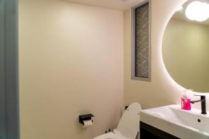 Custom Emperor Bed Designer Studio 85 V-Sea viewJ207