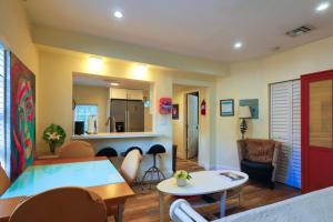 Suarez Art Stay 3BR Miami, Free Parking, Sleeps 7