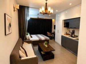 Cozy stay at 25th Floor Noida Sky view