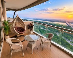 Cozy stay at 25th Floor Noida Sky view
