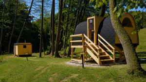 Glamping domček pri jazere so saunou