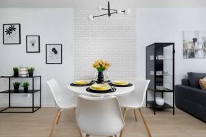 Modern Apartment in the City Centre with a Balcony by Noclegi Renters