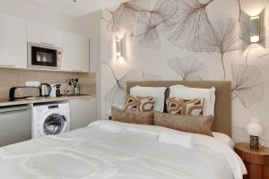 Bright and cozy air-conditioned studio
