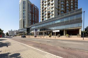 Modern Vienna Gate Apartment with Balcony & Free Parking