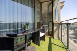 Modern Vienna Gate Apartment with Balcony & Free Parking