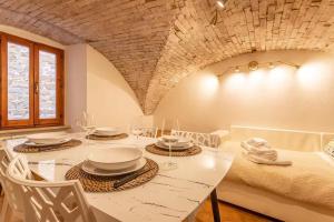 Viola - Historic Brick Vaults in Artists District