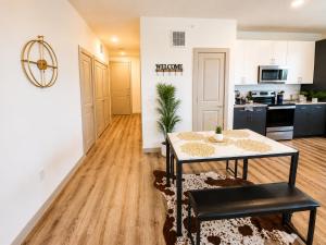 Elegant 2 Bedrooms 3 Beds with Resort Aminities
