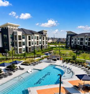 Elegant 2 Bedrooms 3 Beds with Resort Aminities