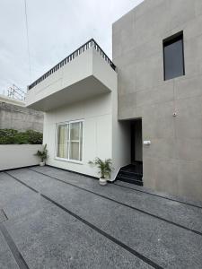 Sukooon Luxury Stay with Garden and Modern Interiors