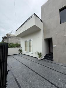 Sukooon Luxury Stay with Garden and Modern Interiors