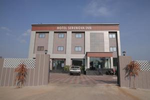 Hotel Serenova Inn