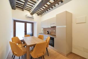 Elce - Historic Brick Arch 2BR & 2BA
