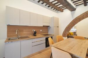 Elce - Historic Brick Arch 2BR & 2BA