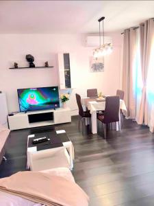 Escape 2 bed flat -NBU and Merto station, free parking