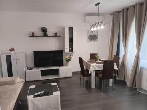Escape 2 bed flat -NBU and Merto station, free parking