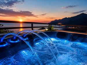 Apartman Štorija with Private Jacuzzi-Brela