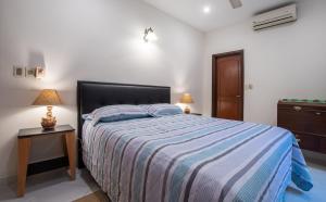 Modern 2BR Apt Pool BBQ & Free Parking