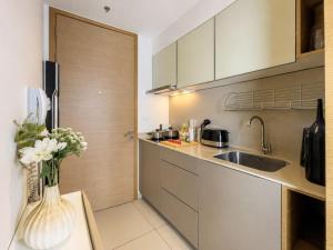 Walk to BTS Ekkamai l Urban Sukhumvit Living l Fast WiFi