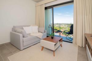 Modern Two-Bedroom in Luque with Pool and Gym Access