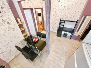 Transit Hub Pad - Steps to Metro -Sleeps 3 by ΜΡS