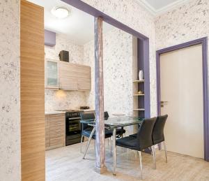 Transit Hub Pad - Steps to Metro -Sleeps 3 by ΜΡS