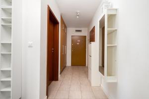 Metro Wilanowska Classic Apartment by BookingHost