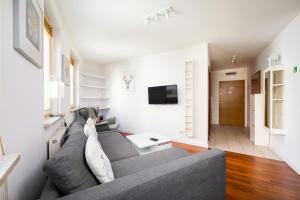 Metro Wilanowska Classic Apartment by BookingHost