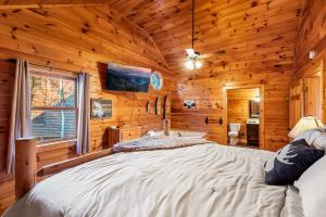 Family Retreat- Hot Tub- Pool Table- Fire Pit- BBQ Grill- Kids Zone- Arcade Games