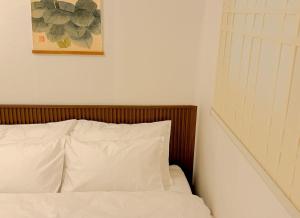Next to Seongsudong,10 minutes to Konkuk University Station,,7 minutes to Guui Station,Accommodation for 6 people with 3 queen beds,Lotte Worldto
