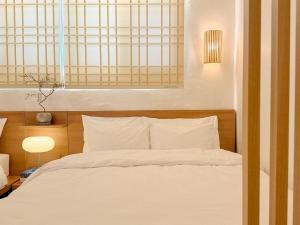Next to Seongsudong,10 minutes to Konkuk University Station,,7 minutes to Guui Station,Accommodation for 6 people with 3 queen beds,Lotte Worldto