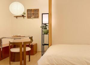 Next to Seongsudong,10 minutes to Konkuk University Station,,7 minutes to Guui Station,Accommodation for 6 people with 3 queen beds,Lotte Worldto
