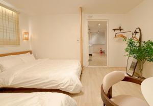 Next to Seongsudong,10 minutes to Konkuk University Station,,7 minutes to Guui Station,Accommodation for 6 people with 3 queen beds,Lotte Worldto
