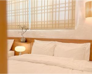 Next to Seongsudong,10 minutes to Konkuk University Station,,7 minutes to Guui Station,Accommodation for 6 people with 3 queen beds,Lotte Worldto